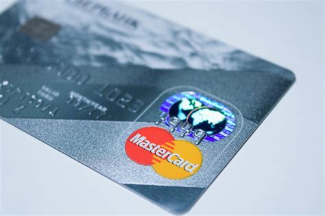 is it smart to have a credit card|credit cards with no annual fee and no interest.